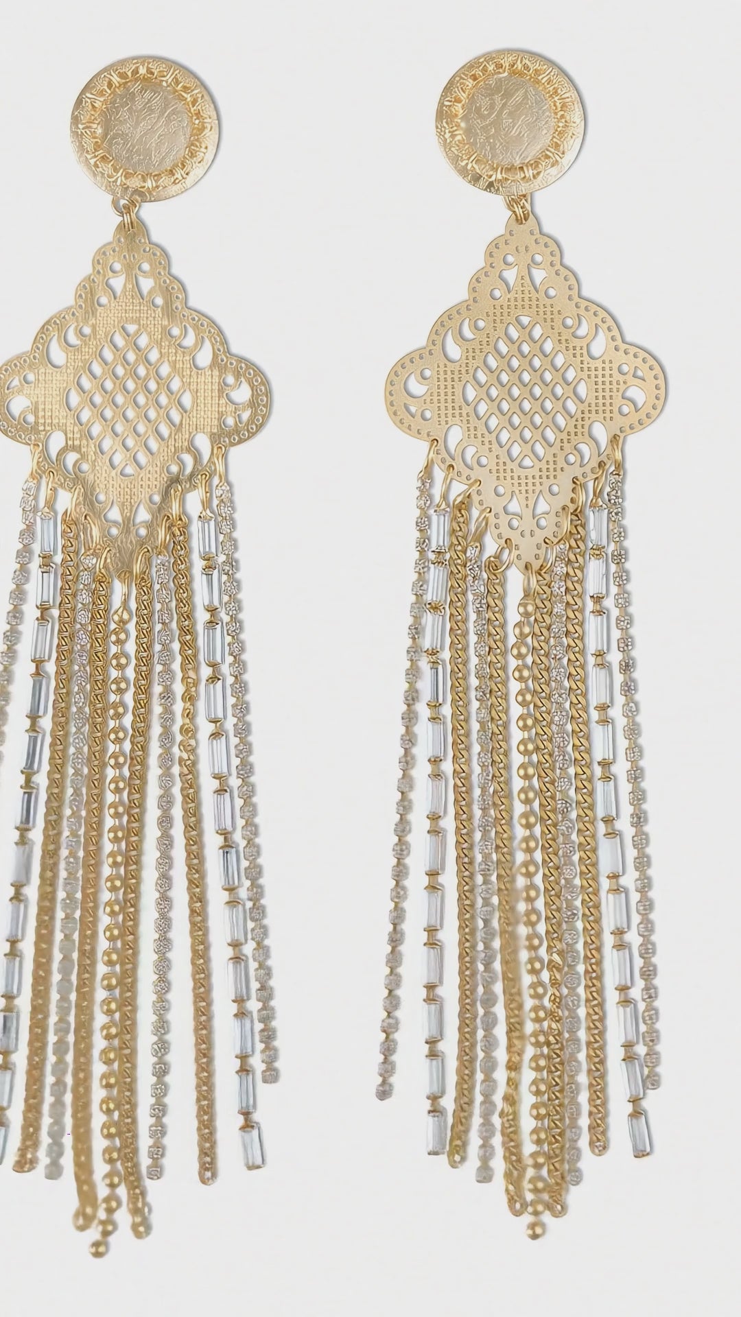 Carica il video: Orecchini in metallo finitura argento con piastra centrale finemente laserata, arricchita da pendenti di catene e strass che creano movimento e luce. Un design dall’equilibrio perfetto tra lavorazione artigianale e carattere contemporaneo, pensato per distinguersi in ogni occasione.